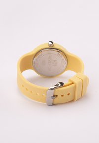 Gelbe Silikon-Uhr mit rundem Ziffernblatt und silberner Krone. Verfügt über einen Gehäuseboden aus Edelstahl und ein verstellbares Armband mit mehreren Löchern.