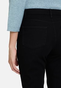 Betty Barclay PERFECT BODY- MIT STEPPUNGEN - Jean slim - Schwarz