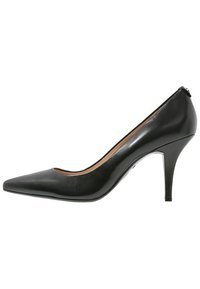 Pompe à talons aiguilles en cuir noir avec un bout pointu et un design épuré. Présente une finition brillante et un talon fins.