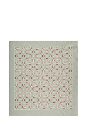 Kwadratowy jedwabny szalik z jasnozielonym tłem i powtarzającym się kwiatowym wzorem w odcieniach czerwieni i bieli. Wykończony cienką białą bordiurą.