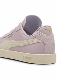 PUMA sportcipő puha rózsaszín bőrből, bézs gumitalppal, arany logóval és velúr díszítéssel a sarkán és az oldalán.