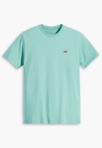 Světlý tyrkysový krátký rukáv tričko s kulatým výstřihem a malým červeným logem Levi’s na levé straně hrudi na bílém pozadí.