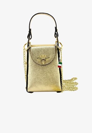 Sac à main en métal doré avec un design structuré, emblème d'abeille, accents noirs et une bandoulière en chaîne amovible. Compact et surface texturée.