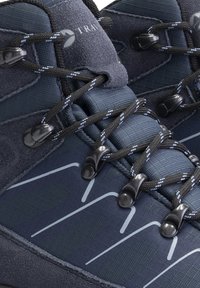 Marine wandelschoen met een gestructureerde suede en synthetische bovenkant, hoekige grijze accenten, dikke zwarte veters en togglesluitingen voor een veilige pasvorm.