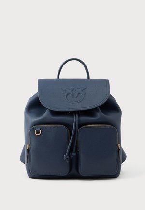 Navyblauwe leren rugzak met een flapsluiting, twee voorste ritszakken, een centrale trekkoord en geperst detail op de flap.