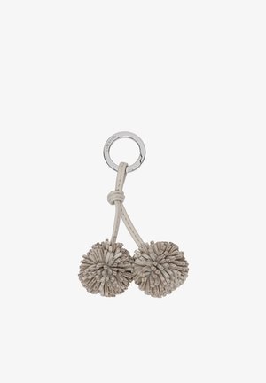 Portachiavi in argento con due pon pon beige in pelle legati da una cinghia di pelle annodata, nome del marchio inciso sull'anello metallico.