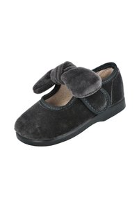 Zapatilla de terciopelo negro con punta redondeada, correa ajustable y un gran lazo en la parte delantera. Forro interior suave y suela de goma.