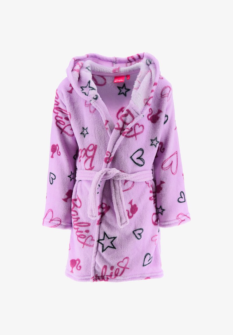 Różowy szlafrok z polaru z kapturem, ozdobiony sercami, gwiazdami i napisem Barbie w kontrastujących kolorach; przewiązany pasującym paskiem.