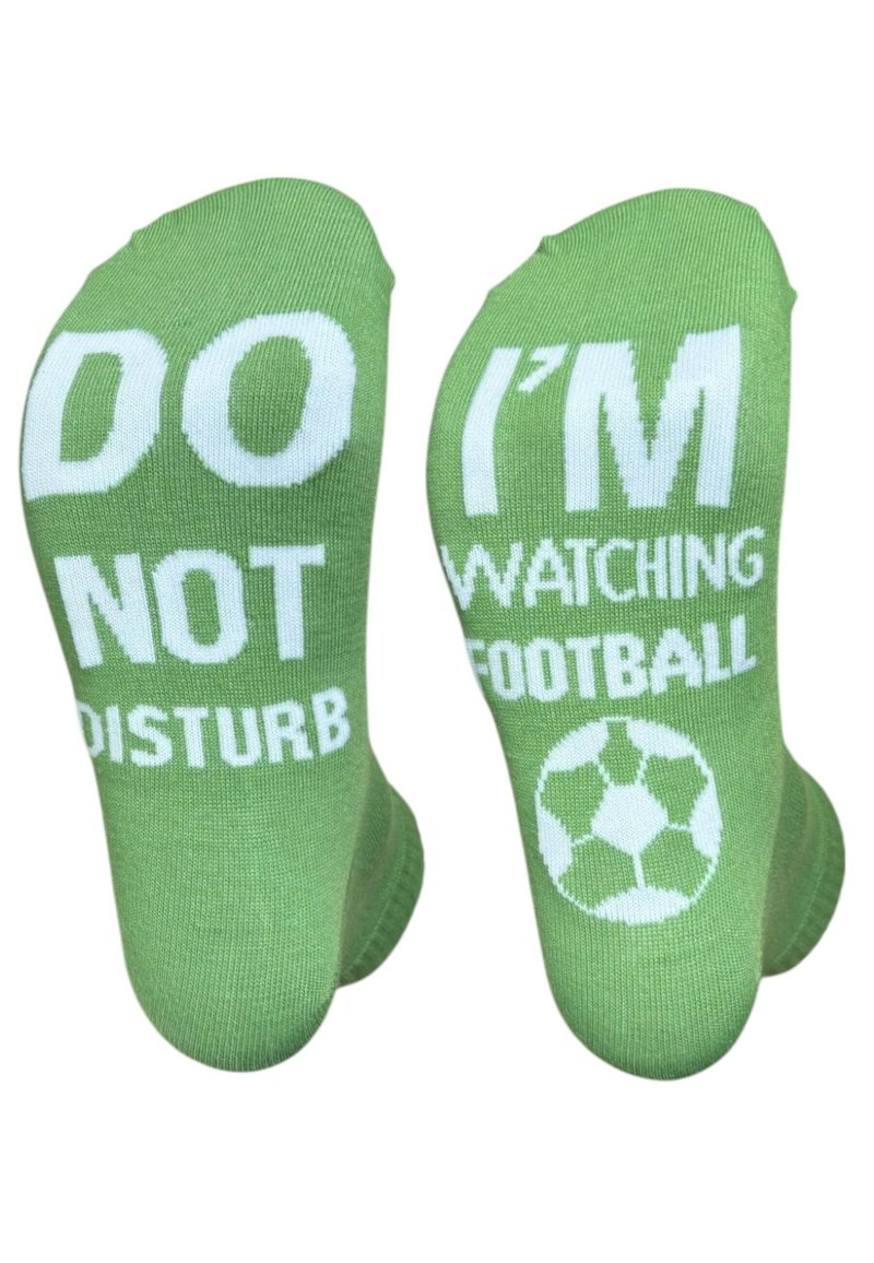 Calcetines verdes con letra blanca; el calcetín izquierdo dice "NO MOLESTAR", y el calcetín derecho dice "ESTOY VIENDO FÚTBOL" con un gráfico de un balón de fútbol.