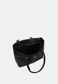 Borsa a spalla in pelle nera con motivo texturizzato a coccodrillo e dettagli in oro. Due manici e chiusura con zip per un facile accesso.