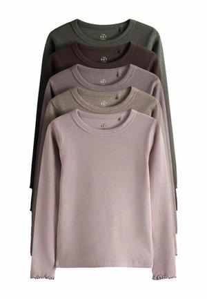 Fem langærmede ribstrikkede crew neck-toppe i afdæmpede nuancer af pink, beige, mauve, brun og grøn, stablet lodret.