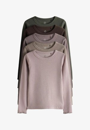 Fünf langärmelige, gerippte Pullis mit Rundhalsausschnitt in gedämpften Farbtönen von Pink, Beige, Mauve, Braun und Grün, vertikal gestapelt.