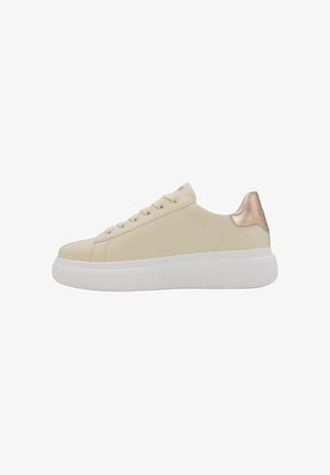 Sneaker beige con tomaia in ecopelle liscia, suola bianca testurizzata e dettaglio metallico in oro rosa sul tallone. Design classico con lacci.