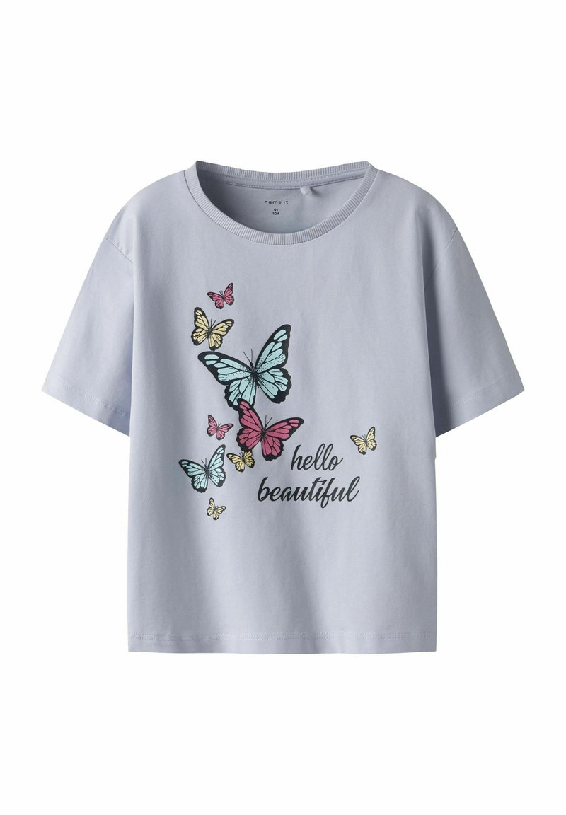 Camiseta de algodón azul claro con un gráfico de mariposa en rosa, amarillo y azul verdoso, con el texto "hola hermosa" en negro. Mangas cortas.