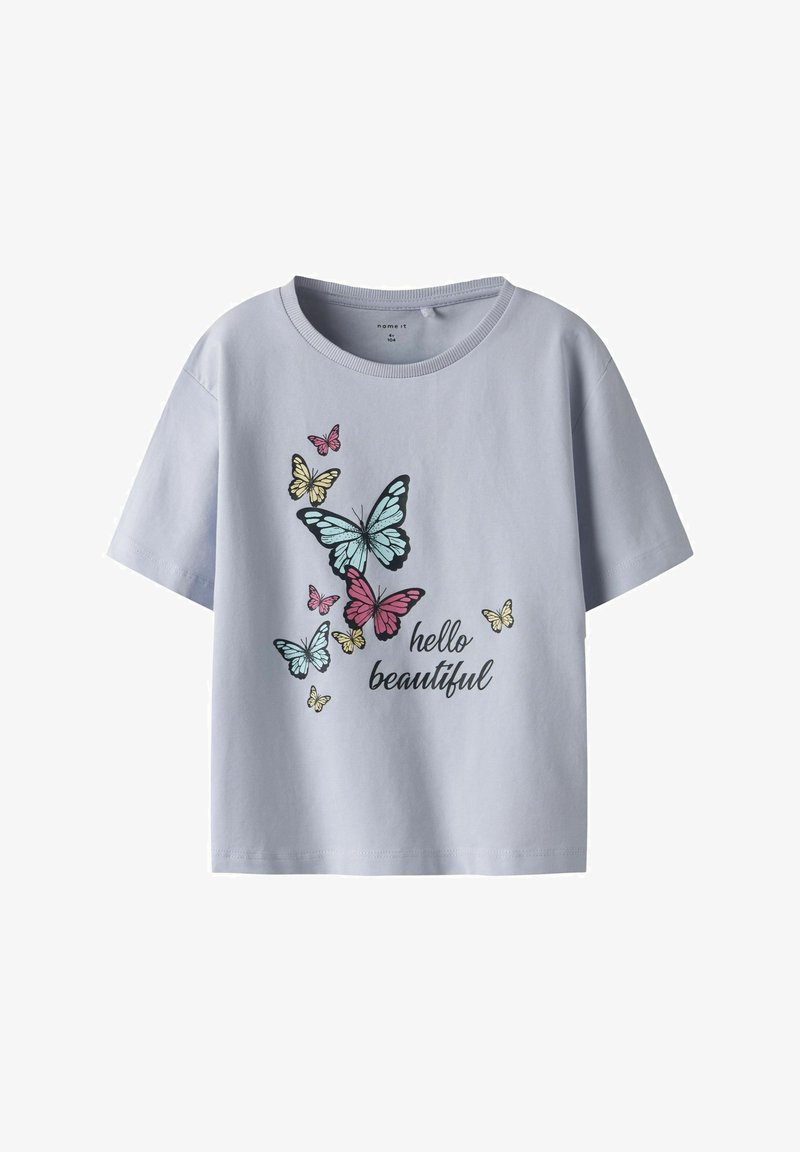 Lyseblå bomulds T-shirt med et sommerfugletryk i pink, gul og teal, med teksten "hello beautiful" i sort. Kortærmet.