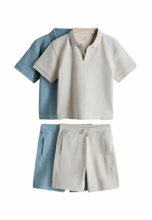 Zwei Sets aus geripptem Strick, jeweils bestehend aus einem kurzärmeligen Poloshirt und Shorts mit Kordelzug, eines in Beige und eines in Hellblau.