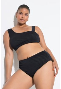 Set bikini nero a costine con top a spalla unica e parte inferiore a vita alta, caratterizzato da una superficie liscia e minimi elementi hardware.