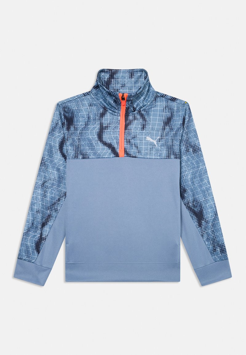 Helles blaues Sweatshirt mit hohem Kragen und halbem Reißverschluss. Verfügt über einen dunkelblauen gemusterten oberen Bereich und einen einfarbigen blauen unteren Bereich.