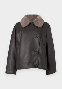 Brun læderjakke med shearling-krave, der har knaplukning foran, lige pasform og sidelommer. Glat tekstur med minimal detaljer.