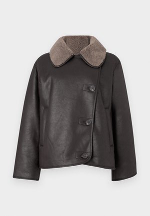 Bruine leren jas met een schapenvacht kraag, voorzien van een knoopsluiting, een rechte snit en zijzakken. Gladde textuur met minimale detailing.