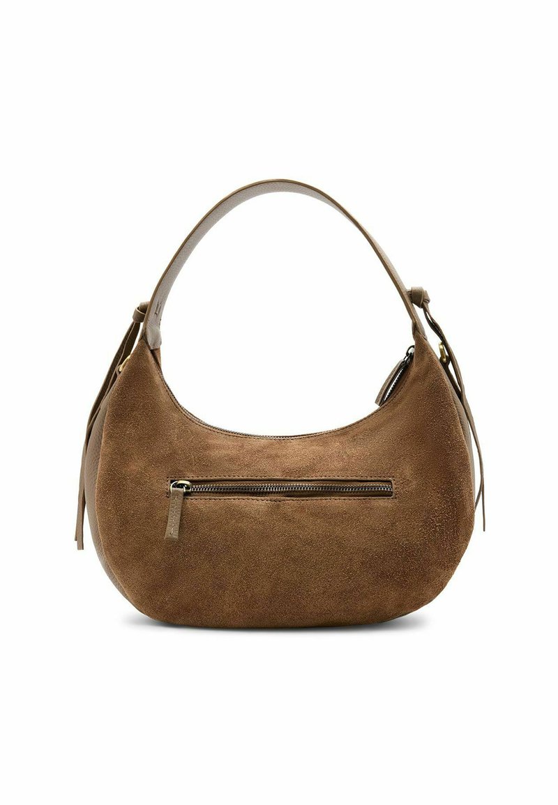Bruine suède hobo tas met een gebogen vorm, een hengsel aan de bovenkant en een voorzak met rits. Kenmerkt zich door een zachte textuur en minimale hardware accenten.