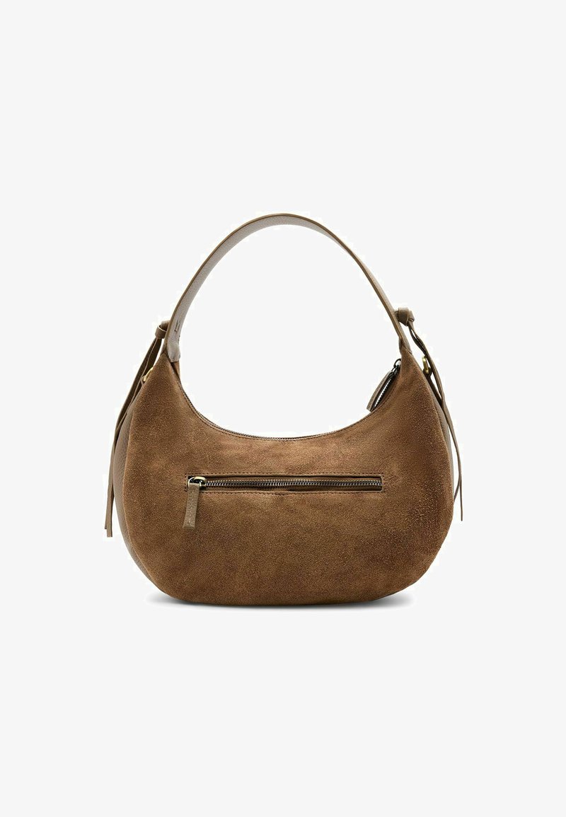 Bruine suède hobo tas met een gebogen vorm, een hengsel aan de bovenkant en een voorzak met rits. Kenmerkt zich door een zachte textuur en minimale hardware accenten.