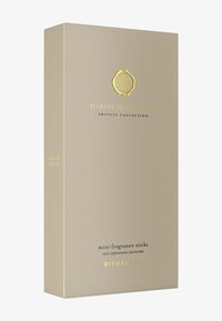 Lys beige boks med teksturert overflate, gullprentet logo og tekst. Inneholder mini duftstaver, merket "Hibiscus Dream - Privat samling."