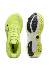 Scarpe da ginnastica giallo brillante con tomaia in rete traspirante, colletto imbottito e suola in gomma testurizzata con accenti neri e marchio PUMA.