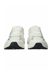 Scarpe da ginnastica bianche con pannelli in rete e sintetici, dotate di lacci piatti, suola testurizzata e sottili accenti grigi sui lati.
