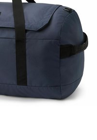Borsa duffel blu navy realizzata in tessuto resistente, con manici neri e forma arrotondata, dotata di chiusura a pattina e maniglie laterali.