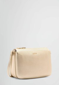 Borsa in pelle beige con superficie texturizzata e zip dorata. Presenta una tracolla removibile e un logo impresso sulla parte anteriore.