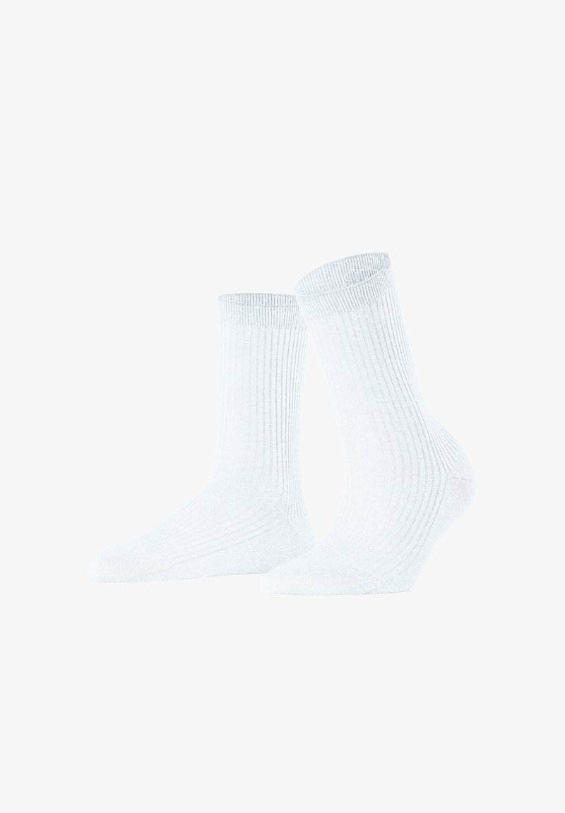 Białe skarpetki bawełniane o prążkowanej teksturze, sięgające kostki, z wzmocnionymi piętami i palcami. Lekkie i oddychające.