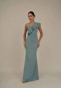 Um vestido de noite de um ombro só na cor aqua-marinha, com um detalhe de pregas na parte do decote e uma silhueta ajustada até ao chão.