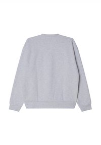 Felpa grigia con collo rotondo, maniche lunghe e polsini a coste. Il tessuto ha una consistenza liscia, presenta un design semplice senza motivi.