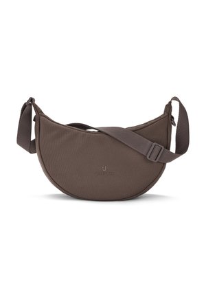 Bolso bandolera marrón en forma de media luna con correa ajustable y un pequeño logotipo Johnny Urban en relieve en la parte delantera, sobre un fondo blanco.