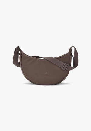Hnedá polmesiacová crossbody taška s nastaviteľným popruhom a malým vytlačeným logom Johnny Urban na prednej strane, na bielom pozadí.
