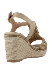 Sandalia de cuña beige con textura trenzada en la parte superior, una suave correa en el tobillo y un tacón de yute envuelto con patrones horizontales.