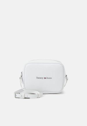Bolso bandolera blanco rectangular con correa ajustable, con el logo de "Tommy Jeans" y la bandera en negro, rojo y azul en la parte delantera.
