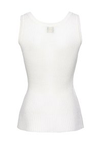Top de tirantes blanco acanalado con forma ceñida. Presenta un escote redondo y una tela texturizada y elástica. Línea de dobladillo limpia con un detalle mínimo.