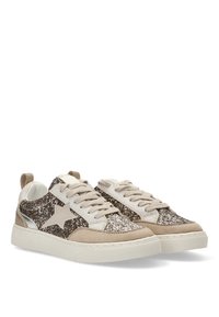 Zapatillas con un upper de glitter beige y dorado, acentos de cuero blanco y un destacado diseño de estrella en tono marrón. Superficies texturizadas con una suela de goma.