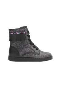 Sneaker alta nera e grigia con texture glitterata, accentuata da fiori sulla tomaia e suola in gomma nera. Presenta un design con lacci.