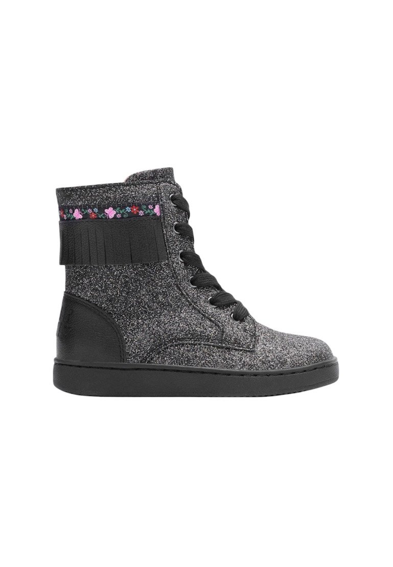 Sneaker alta nera e grigia con texture glitterata, accentuata da fiori sulla tomaia e suola in gomma nera. Presenta un design con lacci.