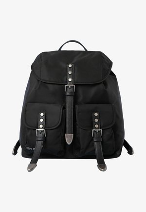 Sac à dos en nylon noir avec deux poches avant, quincaillerie argentée, bretelles ajustables et coutures décoratives sur le rabat et les bretelles.