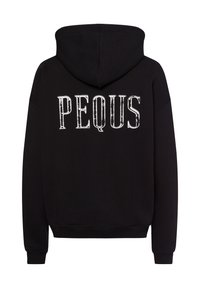Zwarte hoodie met "PEQUS" gedrukt in versleten witte letters op de achterkant. Voorzien van ribgebreide manchetten en zoom. Zachte textuur.