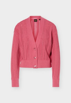 Roze gebreid vest met lange mouwen, V-hals, drie knopen en een textuur van kantpatroon over het geheel.