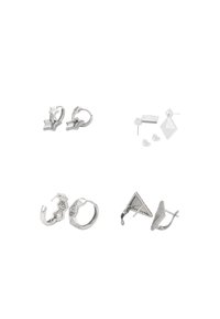 Négy pár ezüst fülbevaló: két karika fülbevaló csillag díszítéssel, geometriai alakú szegecsek texturált felülettel, és háromszög alakú dizájnok.