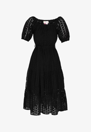 Fekete, vállnélküli ruha puffujjakkal, texturált anyagból készült, kivágott mintákkal. Derékmegkötő és réteges szoknyás dizájn.