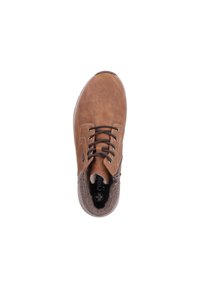 Scarpa in pelle marrone con lacci, dotata di una fodera in tessuto grigio imbottita e una suola piatta. Il design include dettagli di cucitura decorativa.