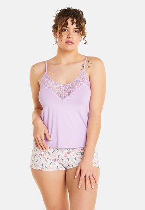 Camisole lavande avec des détails en dentelle au niveau du décolleté, associé à un short à motifs avec des feuilles pastel sur un fond clair.