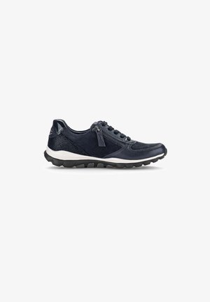 Zapatilla azul marino con paneles de ante y malla, cierre lateral con cremallera y suela de goma negra texturizada. Diseño ligero para mayor comodidad.